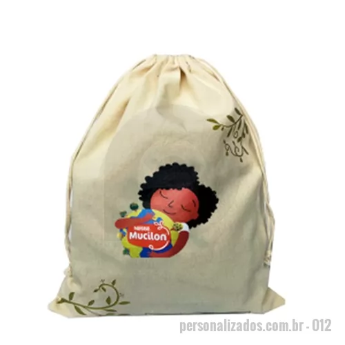 Embalagem de algodão personalizado - Saco de Algodão Cru - Saco feito de algodão cru, tecido 100% sustentável, com fechamento também em algodão e logo frontal em cromia. A cromia é um tipo de personalização bem precisa, que permite imprimir perfeitamente até os logos mais detalhados, o jeito perfeito de divulgar sua marca enquanto presenteia alguém com sofisticação e estilo.