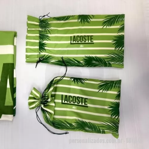Embalagem de tecido personalizado - Embalagem Premium P Personalizada, com 18x12 cm. Embalagem para apresentar brindes e presentes com uma estampa coordenada à identidade da marca. Valor unitário de R$ 12,50, para pedidos a partir de 10 unidades de embalagem. Prévia digital gratuita para aprovação antes da produção. Produção sob demanda. Frete calculado à parte.