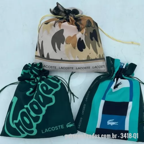 Embalagem de tecido personalizado - Embalagem Premium G Personalizada, com 34x18 cm. Embalagem para apresentar brindes e presentes com uma estampa coordenada à identidade da marca. Valor unitário de R$ 12,50, para pedidos a partir de 10 unidades de embalagem. Prévia digital gratuita para aprovação antes da produção. Produção sob demanda. Frete calculado à parte.