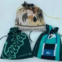 Embalagem Premium M Personalizada, com 21x17 cm. Embalagem para apresentar brindes e presentes com uma estampa coordenada à identidade da marca. Valor unitário de R$ 12,50, para pedidos a partir de 10 unidades de embalagem. Prévia digital gratuita para aprovação antes da produção. Produção sob demanda. Frete calculado à parte.