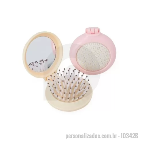 Escova de cabelo personalizada - Descrição: Uma escova com espelho prática na medida certa para estar sempre à mão quando necessária. Feita em plástico e com espelho em vidro, ela conta com cerdas retráteis macias que massageiam o couro cabeludo enquanto penteiam os fios de cabelos. Seu tamanho compacto é ideal para guardar em bolsas, malas, mochilas e nécessaires, excelente para levar a qualquer lugar.