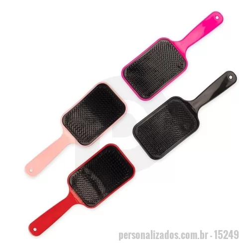 Escova personalizada - Descrição: Esta escova raquete ajuda a construir penteados mais belos e completos para o dia a dia. Feita inteiramente em plástico, ela desembaraça e alinha facilmente os fios sem quebrá-los. Conta com cerdas flexíveis posicionada em alturas diferentes, o que a transforma em uma escova seja ideal para todos os comprimentos e curvaturas de cabelos, especialmente os mais longos e volumosos.