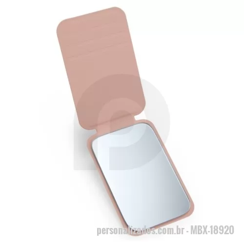 Espelho de bolso personalizado - Leve este mini espelho para todo lugar. Com capa em couro sintético flexível com leves ranhuras para ajustar em até três posições diferentes, tornando-o um item prático e compacto, totalmente sob medida para carregar na mala, bolsa ou mochila e ajudar na aplicação de maquiagem.  Largura :  7cm  Espessura :  1cm