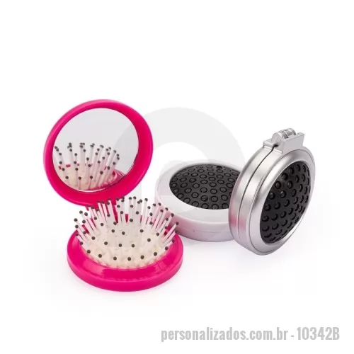 Espelho de bolso personalizado - Escova com Espelho  Descrição: Escova dobrável com espelho integrada, produzida em plástico resistente. A parte superior é plana e a parte inferior possui revestimento emborrachado com relevo, garantindo firmeza e conforto no manuseio. Para utilizar, basta abrir a peça e pressionar a parte emborrachada para que os pinos da escova se projetem. Ideal para levar na bolsa, mochila ou nécessaire.  Especificações:  Medidas para gravação (CxL): 5,3 cm × 5,3 cm  Tamanho total aproximado (CxL): 7,5 cm × 6,6 cm  Peso aproximado: 38 g