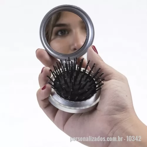 Espelho de bolso personalizado - Escova com espelho redonda em plástico resistente. Parte superior plana e parte inferior emborracha com relevo, estando aberta a peça basta empurrar a parte emborrachada(lado de fora) para poder utilizar a escova.  Medidas aproximadas para gravação(CxL): 5,3 cm x 5,3 cm