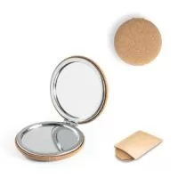 Espelho de bolsa duplo em cortiça com fecho magnético. Fornecido em bolsa de papel natural. A cor e o resultado da impressão nos materiais naturais pode variar entre produtos. ø73 x 20 mm