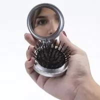 Escova com espelho redonda em plástico resistente. Parte superior plana e parte inferior emborracha com relevo, estando aberta a peça basta empurrar a parte emborrachada(lado de fora) para poder utilizar a escova.  Medidas aproximadas para gravação(CxL): 5,3 cm x 5,3 cm