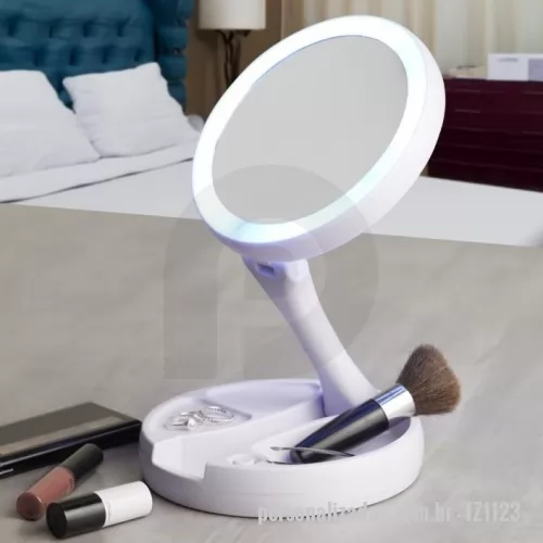 Espelho personalizado - Espelho Dobrável com LED Recarregável e dupla face, material plástico. O espelho possui uma das faces ampliada 10x e do outro lado, espelho convencional 1x, iluminação LED dos dois lados, três compartimentos na base para armazenamento de acessórios, espelho giratório e regulável, botão liga/desliga e botão para acionar a iluminação, com funcionamento à base de 4 pilhas AA ou via cabo USB. Acompanha antiderrapantes emborrachados.  Altura :  29,4 cm  Largura :  16 cm