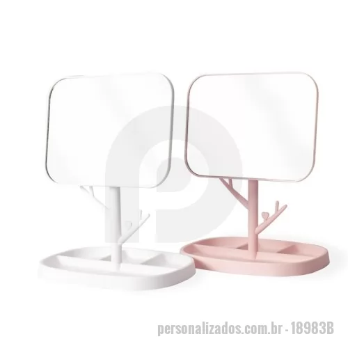 Espelho personalizado - Espelho de Mesa Plástico  Descrição: Espelho de mesa retangular com estrutura em plástico resistente e montagem simples. Possui pedestal giratório, permitindo ajustes de inclinação para diferentes ângulos de uso. Nas laterais, conta com ganchos utilitários, além de quatro divisórias na base, ideais para organizar acessórios, maquiagem ou pequenos objetos do dia a dia.  Especificações:  Altura: 30 cm  Largura: 15,5 cm  Comprimento: 20,5 cm  Medidas para gravação (CxL): 2 cm × 4 cm  Peso aproximado: 277 g