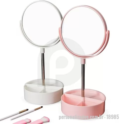 Espelho personalizado - Descrição: Espelho de mesa dupla face giratório com base e moldura feitas em plástico e pedestal de alumínio. Contém três divisórias na base para organizar de objetos diversos.  Altura :  34,5 cm  Largura :  14,5 cm  Medidas aproximadas para gravação (CxL):  4 cm x 15 cm