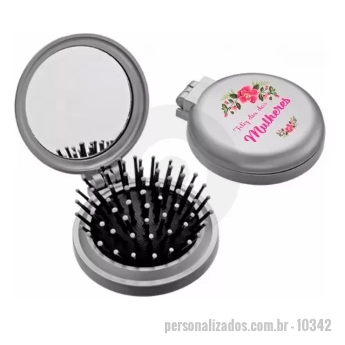 Espelho personalizado - Escova com espelho redonda em plástico resistente. Parte superior plana e parte inferior emborracha com relevo, estando aberta a peça basta empurrar a parte emborrachada(lado de fora) para poder utilizar a escova. Medidas aproximadas para gravação (CxL):  5,3 cm x 5,3 cm Tamanho total aproximado  (CxL):  7,5 cm x 6,6 cm Peso aproximado (g):  38