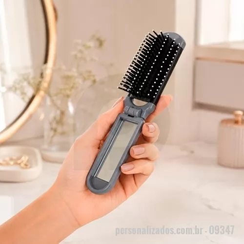 Espelho personalizado - Escova dobrável personalizada com estrutura em plástico ABS, cerdas retráteis em TPEE e espelho retangular sem aumento. Compacta, prática e fácil de transportar, é uma excelente opção de brinde personalizado para empresas, eventos, campanhas e ações promocionais.  Ideal para brindes femininos, kits corporativos, eventos, salões de beleza, clínicas, hotéis e ações de marketing. Personalize com a logo da sua empresa e transforme um item útil em uma lembrança que mantém sua marca presente.  Solicite agora seu orçamento de escova personalizada!