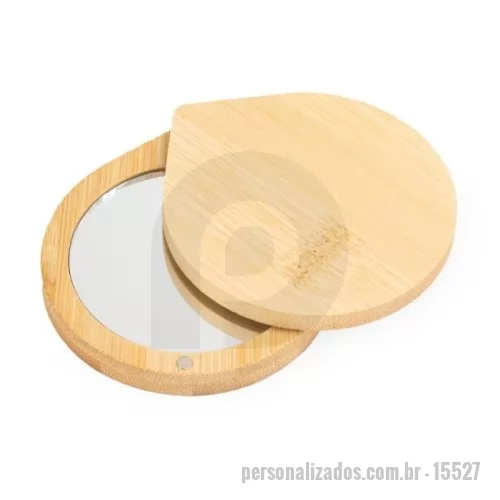 Espelho personalizado - Espelho portátil personalizado com moldura e tampa em bambu, compacto e prático para levar na bolsa, nécessaire, mochila ou kit de viagem. Possui fechamento imantado, que ajuda a proteger o espelho durante o transporte, e ampla área externa para personalização com logotipo ou identidade visual da empresa. Ideal para brindes corporativos, kits femininos, campanhas de beleza, eventos, ações promocionais, hotéis, spas, clínicas de estética e presentes para clientes e colaboradores. O acabamento em bambu proporciona visual natural, elegante e diferenciado, agregando valor ao brinde. Medidas aproximadas: 7,5 x 8,3 x 1,5 cm. Área de gravação na tampa: 6,5 x 7 cm. Peso aproximado: 55 g.