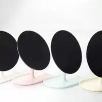 Descrição: Espelho de mesa com estrutura compacta em plástico de fácil montagem. Conta com base fixa e pedestal giratório em 360 graus que permite ajuste prático em diferentes ângulos e posições.  Altura :  25 cm  Largura :  10,7 cm  Comprimento :  15,8 cm  Medidas aproximadas para gravação (CxL):  3 cm x 12 cm  Tamanho total aproximado  (CxL):  Diâmetro: 16 cm