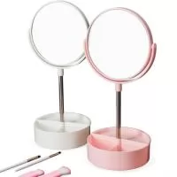 Descrição: Espelho de mesa dupla face giratório com base e moldura feitas em plástico e pedestal de alumínio. Contém três divisórias na base para organizar de objetos diversos.  Altura :  34,5 cm  Largura :  14,5 cm  Medidas aproximadas para gravação (CxL):  4 cm x 15 cm