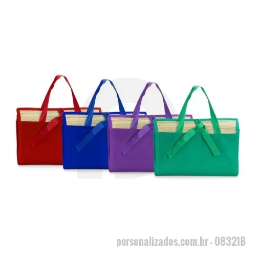 Esteira personalizada - Esteira dobrável em palha natural com bordas costuradas em nylon dividindo a esteira em três partes. Além disso, possui um par de alças costuradas para transporte.