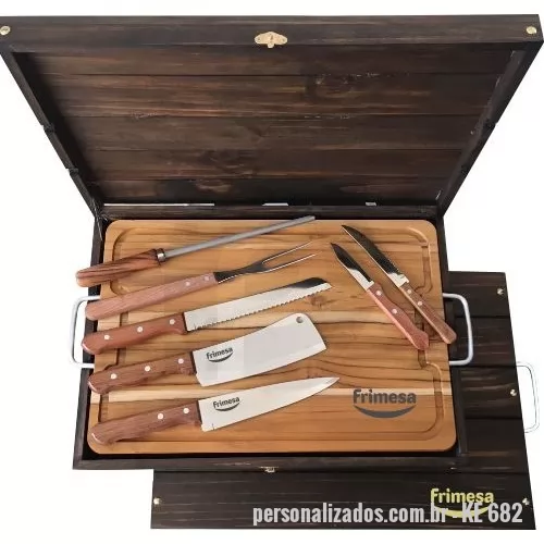 Estojo para kit churrasco e kit cozinha personalizado - Estojo de madeira envelhecida com tábua grande, fabricação local mais kit acessórios Tramontina. Gravação indelével da logo a laser no estojo, tábua, faca churrasco e cutelo.  Acompanha caixa para presente com listras em marrom. Um presente tradicional, útil e de durabilidade extrema, garantindo a visualização da sua marca por muitos e muitos anos. Despachamos com frete por nossa conta para todo o Brasil.