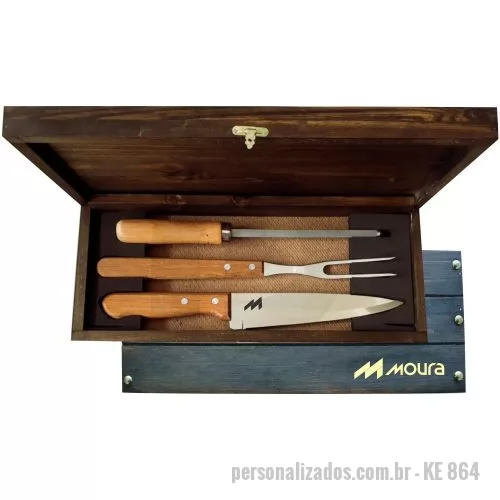 Estojo para kit churrasco e kit cozinha personalizado - Estojo de madeira envelhecida com faca, garfo e chaira. Gravação indelével da logo a laser no estojo e na faca. Acompanha embalagem para presente. Um presente tradicional. útil e de durabilidade extrema, garantindo a visualização da sua marca por muitos e muitos anos.