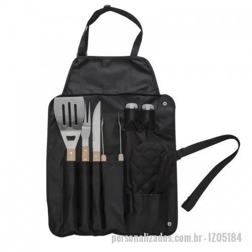 Estojo para kit churrasco e kit cozinha personalizado - Kit churrasco 8 peças em estojo de nylon. Contém espátula, garfo, faca, pegador, saleiro, paliteiro, luva e avental (também utilizado como estojo). Talheres de inox com acabamento de madeira e avental de nylon com alça ajustável – possui botão e alça com fivela para lacre