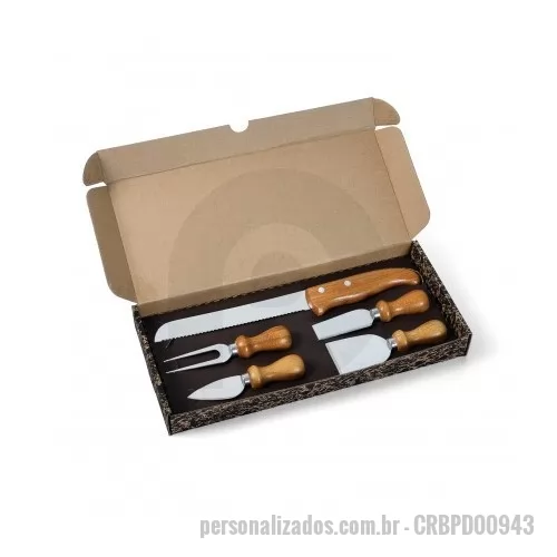 Estojo para kit churrasco e kit cozinha personalizado - Kit composto por quatro acessórios para queijo, sendo um Cheese Fork para queijos mais duros, uma Parmesan Knife para queijos parmesão,  uma Cheddar Spatula para queijos tipo Cheddar ou Brie e uma Stilton Spatula para queijos macios, faca de pão de 7”.  Organizados em uma caixa kraft.