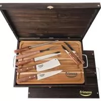 Estojo de madeira envelhecida com tábua grande, fabricação local mais kit acessórios Tramontina. Gravação indelével da logo a laser no estojo, tábua, faca churrasco e cutelo.  Acompanha caixa para presente com listras em marrom. Um presente tradicional, útil e de durabilidade extrema, garantindo a visualização da sua marca por muitos e muitos anos. Despachamos com frete por nossa conta para todo o Brasil.