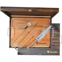 Estojo de madeira envelhecida com tábua, faca, garfo e pegador de churrasco Tramontina. Gravação indelével da logo a laser no estojo, tábua e faca de churrasco. Um presente útil, com ótima apresentação e durabilidade extrema, garantindo a visualização da sua marca por muitos e muitos anos. Despachamos com frete pago para todo o Brasil.