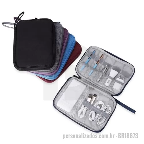 Estojo personalizado - Estojo Personalizado - BR18673 - Estojo para kit tecnológico a prova d’água de poliéster possui 5 compartimentos com elástico e uma pequena tela de proteção, 3 elásticos centralizados, um bolso de tela com zíper e uma alça de mão. OBS.: ACESSÓRIOS NÃO INCLUSOS, IMAGENS MERAMENTE ILUSTRATIVAS. - 162822 - Estojo