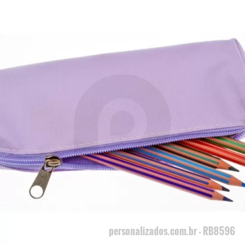 Estojo personalizado - FICHA TÉCNICA – ESTOJO PROMOCIONAL ESCOLAR  Descrição do Produto  Estojo promocional escolar desenvolvido para organização de materiais como lápis, canetas, borrachas e acessórios escolares. Produto ideal para campanhas promocionais, brindes corporativos, ações educativas e kits escolares personalizados. Especificações Técnicas Produto: Estojo promocional escolar Material: Oxford, nylon, lona ou poliéster (conforme escolha do cliente) Estrutura: Simples ou com divisórias internas (opcional) Fechamento: Zíper de nylon ou metal reforçado Formato: Retangular ou personalizado Acabamento: Costura reforçada e bordas internas protegidas Forro interno: Opcional (TNT ou poliéster leve) .Medidas (padrão) Pequeno: 18 cm x 8 cm x 5 cm Médio: 20 cm x 10 cm x 6 cm Grande: 22 cm x 12 cm x 7 cm (Medidas podem ser personalizadas conforme projeto). Personalização Silk screen (serigrafia) Sublimação total ou parcial Transfer digital Bordado (em modelos específicos)