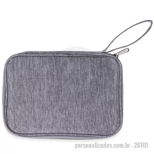 Estojo personalizado -  Estojo para kit tecnológico confeccionado em poliéster impermeável. Possui cinco compartimentos internos com elásticos e bolsos em tela, três elásticos independentes e bolso telado com zíper. Conta ainda com alça de mão e fechamento em zíper.