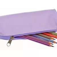 FICHA TÉCNICA – ESTOJO PROMOCIONAL ESCOLAR  Descrição do Produto  Estojo promocional escolar desenvolvido para organização de materiais como lápis, canetas, borrachas e acessórios escolares. Produto ideal para campanhas promocionais, brindes corporativos, ações educativas e kits escolares personalizados. Especificações Técnicas Produto: Estojo promocional escolar Material: Oxford, nylon, lona ou poliéster (conforme escolha do cliente) Estrutura: Simples ou com divisórias internas (opcional) Fechamento: Zíper de nylon ou metal reforçado Formato: Retangular ou personalizado Acabamento: Costura reforçada e bordas internas protegidas Forro interno: Opcional (TNT ou poliéster leve) .Medidas (padrão) Pequeno: 18 cm x 8 cm x 5 cm Médio: 20 cm x 10 cm x 6 cm Grande: 22 cm x 12 cm x 7 cm (Medidas podem ser personalizadas conforme projeto). Personalização Silk screen (serigrafia) Sublimação total ou parcial Transfer digital Bordado (em modelos específicos)