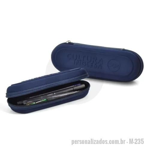 Estojo porta lápis personalizado - Porta lápis em E.V.A termomoldado em helanca proporcionando formato moderno e arrojado. Detalhes e aplicação da logomarca serão produzidos em gravação em alto relevo garantindo arte exclusiva e divulgação efetiva. Pode ser adaptado para diferentes tipos de público dependendo da identidade da sua marca ou foco da sua campanha promocional: um público adulto usará o item no trabalho ou faculdade, adolescentes usarão no colégio ou cursinho e as crianças na escolinha ou para colorir em casa.  Nos preocupamos com os mínimos detalhes para garantir uma excelente promoção da sua empresa ao mesmo tempo que presenteia seus parceiros com um item prático e funcional.