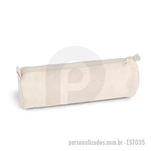 Estojo porta lápis personalizado - Estojos são uma categoria de brinde corporativo que divulga com eficiência a sua marca ou ação promocional. Confeccionado em tecido algodão, o estojo personalizado vai ajudar seus clientes e colaboradores a manter itens de uso pessoal de forma organizada no dia a dia. Compacto, é fácil de transportar e ideal para guardar canetas, lápis e outros pertences. Disponível na cor bege, o estojo permite personalização com sua marca em serigrafia. Escolha o material e compre conosco a partir de 50 unidades. 
