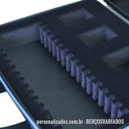 Expositor de produto personalizado - Garanta a segurança e a integridade dos seus produtos durante o transporte, armazenamento e exposição com os nossos berços de espuma ou em EVA termomoldado com corte técnico personalizado. Projetados para se adaptarem perfeitamente aos contornos específicos dos seus produtos, esses berços oferecem uma proteção excepcional contra choques, impactos e movimentos indesejados.