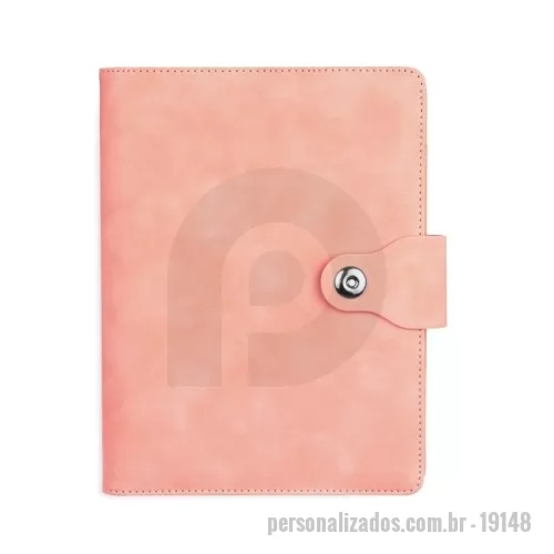 Fichário personalizado - Caderno tipo fichário com capa em poliuretano (PU) e fecho magnético fixado à aba. Possui seis argolas em aço carbono, compartimento interno para quatro cartões, um deles com visor em plástico transparente, e aba porta-canetas. Conta ainda com aproximadamente 99 folhas tamanho A5 pautadas em marfim com espaço para assinalar dias da semana e datas numéricas.