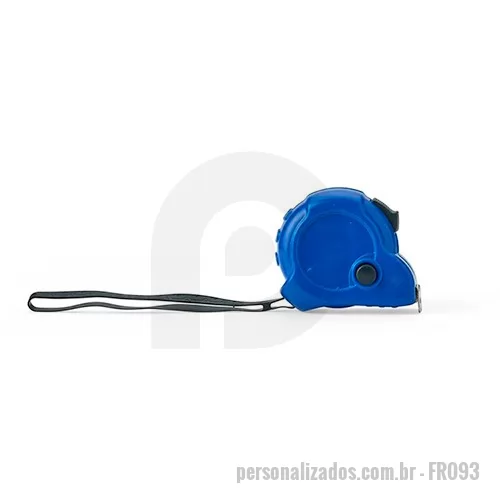 Fita métrica personalizada - Fita métrica plástica com fita de aço de até 3 metros, com marcações em pés e polegadas. Possui trava de segurança deslizante, botão manual para fixação da medida, presilha metálica e alça de borracha. Um brinde personalizado versátil, prático e ideal para quem busca funcionalidade no dia a dia.