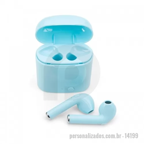 Fone de Ouvido Bluetooth personalizado - Fone bluetooth plástico com case carregador. Para utilização do produto, pressione e segure o botão lateral de ambos fones ao mesmo tempo, luzes led em vermelho e azul ficarão piscando alternadamente até a junção das duas partes (quando conectadas apenas um lado dos fones permanecerá aceso), após realizado o processo conecte o fone através do bluetooth e o led se apagará, indicando a conexão ao dispositivo. Quando emparelhado, pressione uma vez o botão do fone para iniciar ou pausar uma música, ao segurar o botão irá avancar a faixa; no modo ligação pressione uma vez o botão para atender a chamada ou segure o botão do fone para recusá-la. Para o carregamento do produto é necessário recarregar inicialmente o case e após este processo basta conectar os fones no estojo e pressionar o botão power para o carregamento dos mesmos. Fones com microfone embutido. Enquanto o case é carregado o led vermelho ficará piscando, ao concluir a carga o led permanecerá aceso; no carregamento dos fones led