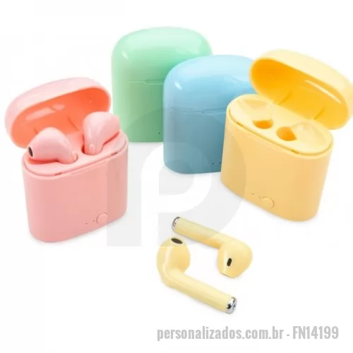 Fone de Ouvido Bluetooth personalizado - Fone de Ouvido Bluetooth Personalizado - FN14199 -  Fone bluetooth plástico com case carregador. Para utilização do produto, pressione e segure o botão lateral de ambos fones ao mesmo tempo, luzes led em vermelho e azul ficarão piscando alternadamente até a junção das duas partes (quando conectadas apenas um lado dos fones permanecerá aceso), após realizado o processo conecte o fone através do bluetooth e o led se apagará, indicando a conexão ao dispositivo. Quando emparelhado, pressione uma vez o botão do fone para iniciar ou pausar uma música, ao segurar o botão irá avancar a faixa; no modo ligação pressione uma vez o botão para atender a chamada ou segure o botão do fone para recusá-la. Para o carregamento do produto é necessário recarregar inicialmente o case e após este processo basta conectar os fones no estojo e pressionar o botão power para o carregamento dos mesmos. Fones com microfone embutido. Enquanto o case é carregado o led vermelho ficará piscando, ao concluir a carga o led permanecerá aceso; no carregamento dos fones le - 153972 - Fone de Ouvido Bluetooth