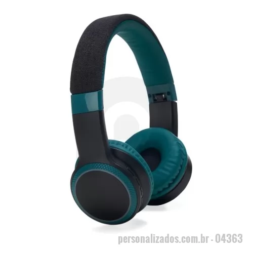 Fone de Ouvido Bluetooth personalizado -  Fone de ouvido bluetooth. Possui revestimento de couro sintético com espuma interna, garantindo um ótimo isolamento do som externo, luzes LED RGB, hastes articuláveis com altura regulável, permitindo que o fone seja guardado de maneira compacta, revestimento de tecido na parte superior da hastes, microfone para atendimento de chamadas, botões Play/Pause, M (modo), + e – no corpo do fone. Executa nos modos bluetooth, Auxiliar P2, Rádio FM e Cartão TF (Micro sd). Acompanha cabo USB tipo-C.
