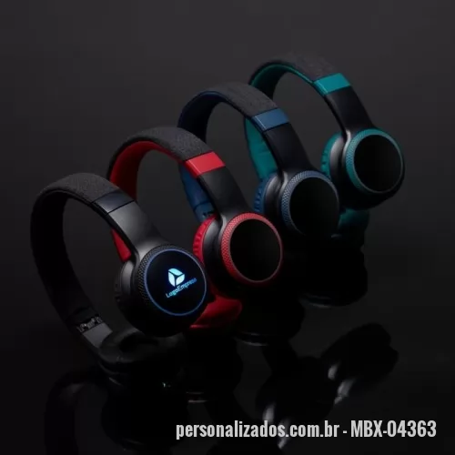 Fone de Ouvido Bluetooth personalizado - Fone de ouvido bluetooth. Possui revestimento de couro sintético com espuma interna, garantindo um ótimo isolamento do som externo, luzes LED RGB, hastes articuláveis com altura regulável, permitindo que o fone seja guardado de maneira compacta, revestimento de tecido na parte superior da hastes, microfone para atendimento de chamadas, botões Play/Pause, M (modo), + e – no corpo do fone. Executa nos modos bluetooth, Auxiliar P2, Rádio FM e Cartão TF (Micro sd). Acompanha cabo USB tipo-C.  Altura :  17,8 cm  Largura :  16,5 cm