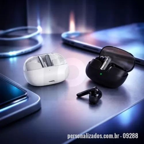Fone de Ouvido Bluetooth personalizado - Fones de ouvido sem fio com estrutura em plástico resistente a leves respingos de água, conexão Bluetooth 5.4, comandos por toque e microfone integrado para chamadas de áudio e vídeo. Conta com estojo de carregamento com entrada USB-C. Acompanha cabo USB-C para recarga.