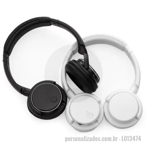 Fone de Ouvido Bluetooth personalizado - Fone de ouvido Bluetooth com haste ajustável e fones giratórios, “tiara” e protetor de ouvido em couro sintético revestido de espuma. Possui indicador led, botão liga/desliga, entrada para cartão microSD, entrada auxiliar/P2, entrada micro USB e botão play/volume. Acompanha cabo USB e manual de instruções.  Altura :  18 cm  Largura :  13,8 cm