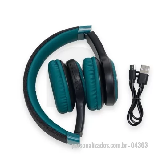 Fone de Ouvido Bluetooth personalizado - Descrição: Fone de ouvido bluetooth. Possui revestimento de couro sintético com espuma interna, garantindo um ótimo isolamento do som externo, luzes LED RGB, hastes articuláveis com altura regulável, permitindo que o fone seja guardado de maneira compacta, revestimento de tecido na parte superior da hastes, microfone para atendimento de chamadas, botões Play/Pause, M (modo), + e – no corpo do fone. Executa nos modos bluetooth, Auxiliar P2, Rádio FM e Cartão TF (Micro sd). Acompanha cabo USB tipo-C.  Altura :  17,8 cm  Largura :  16,5 cm