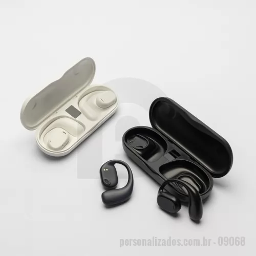 Fone de Ouvido Bluetooth personalizado - Descrição: Fones de ouvido sem fio com estrutura em plástico. Possuem formato aberto e ergonômico, permitindo o encaixe nas orelhas sem entrar em contato direto com o canal auditivo. Possuem microfone interno para chamadas pelo celular ou WhatsApp. Apresentam conexão via Bluetooth 5.3 que oferece uma transmissão de dados mais estável e com maior qualidade. Acompanha estojo de carregamento com visor de percentual da carga total, além de cabo USB-C para recarga.  Altura :  5 cm  Comprimento :  13,5 cm  Espessura :  3 cm