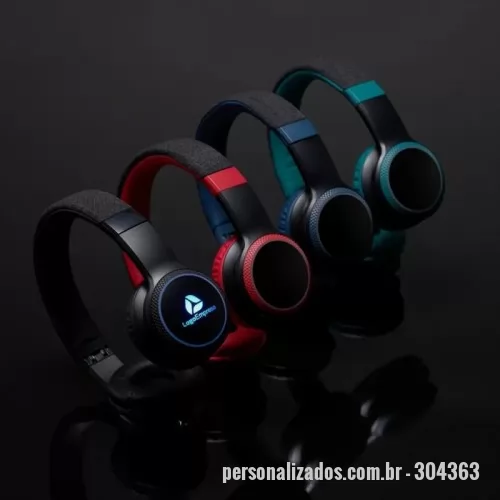 Fone de Ouvido Bluetooth personalizado - Fone de ouvido bluetooth. Possui revestimento de couro sintético com espuma interna, garantindo um ótimo isolamento do som externo, luzes LED RGB, hastes articuláveis com altura regulável, permitindo que o fone seja guardado de maneira compacta, revestimento de tecido na parte superior da hastes, microfone para atendimento de chamadas, botões Play/Pause, M (modo), + e – no corpo do fone. Executa nos modos bluetooth, Auxiliar P2, Rádio FM e Cartão TF (Micro sd). Acompanha cabo USB tipo-C.