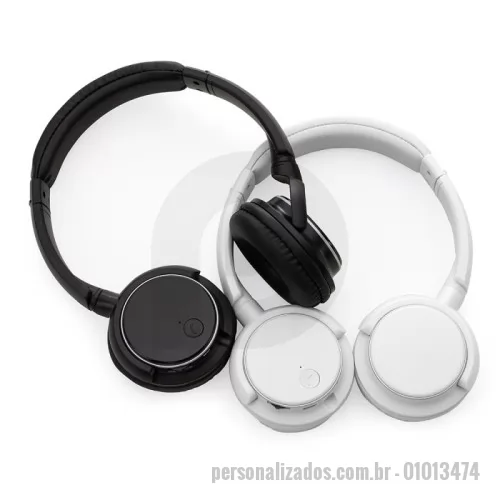 Fone de Ouvido Bluetooth personalizado - Fone de ouvido sem fio. Possui conexão via Bluetooth 4.1, rádio FM e entrada para cartão TF (microSD), que permite a reprodução de arquivos MP3, além de microfone integrado e botão para atendimento de ligações. Conta ainda com arco ajustável, revestimento acolchoado na parte superior e nas conchas, roda seletora para navegação e entrada Micro-USB para carregamento. Acompanha cabo Micro-USB.