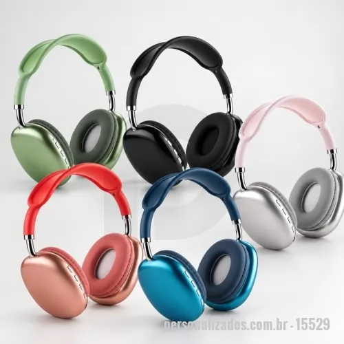Fone de Ouvido Bluetooth personalizado - Fone de ouvido sem fio com estrutura em plástico. Possui conexão via Bluetooth 5.3, rádio FM e entrada para cartão TF (microSD), que permite a reprodução de arquivos MP3, além de microfone integrado e botão para atendimento de chamadas. Conta ainda com arco ajustável, revestimento acolchoado em espuma nas conchas, painel de botões para controle de funções e entradas USB-C e P2, destinadas ao carregamento e à conexão com fio em dispositivos compatíveis, respectivamente. Acompanha cabo USB-C.