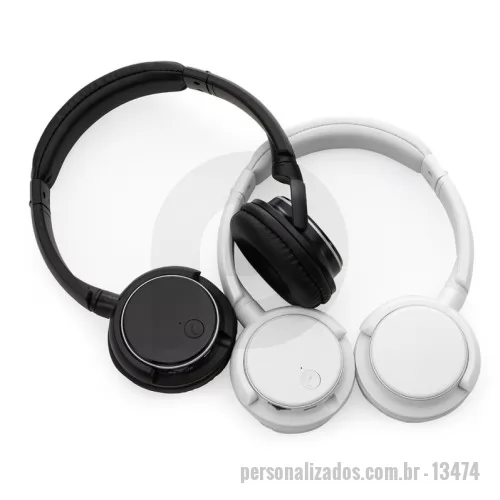 Fone de Ouvido Bluetooth personalizado - Fone de ouvido sem fio. Possui conexão via Bluetooth 4.1, rádio FM e entrada para cartão TF (microSD), que permite a reprodução de arquivos MP3, além de microfone integrado e botão para atendimento de ligações. Conta ainda com arco ajustável, revestimento acolchoado na parte superior e nas conchas, roda seletora para navegação e entrada Micro-USB para carregamento. Acompanha cabo Micro-USB.