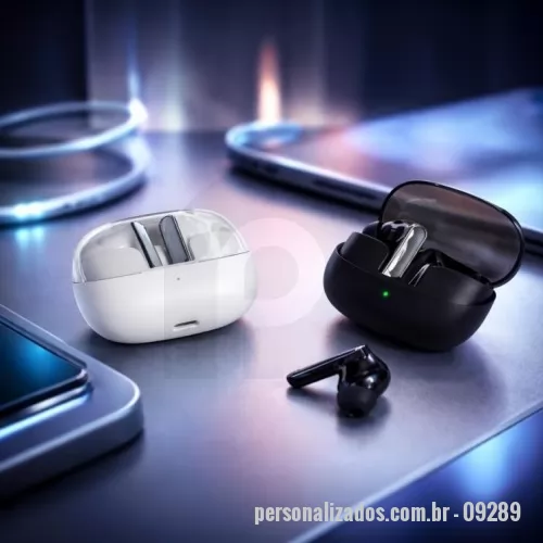 Fone de Ouvido Bluetooth personalizado - Fone de ouvido sem fio com estrutura em plástico. Possui conexão via Bluetooth 5.3, rádio FM e entrada para cartão TF (microSD), que permite a reprodução de arquivos MP3, além de microfone integrado e botão para atendimento de chamadas. Conta ainda com arco ajustável, revestimento acolchoado em espuma nas conchas, painel de botões para controle de funções e entradas USB-C e P2, destinadas ao carregamento e à conexão com fio em dispositivos compatíveis, respectivamente. Acompanha cabo USB-C.