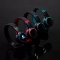 Fone de ouvido bluetooth. Possui revestimento de couro sintético com espuma interna, garantindo um ótimo isolamento do som externo, luzes LED RGB, hastes articuláveis com altura regulável, permitindo que o fone seja guardado de maneira compacta, revestimento de tecido na parte superior da hastes, microfone para atendimento de chamadas, botões Play/Pause, M (modo), + e – no corpo do fone. Executa nos modos bluetooth, Auxiliar P2, Rádio FM e Cartão TF (Micro sd). Acompanha cabo USB tipo-C.  Altura :  17,8 cm  Largura :  16,5 cm