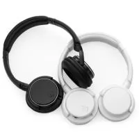 Fone de ouvido Bluetooth com haste ajustável e fones giratórios, “tiara” e protetor de ouvido em couro sintético revestido de espuma. Possui indicador led, botão liga/desliga, entrada para cartão microSD, entrada auxiliar/P2, entrada micro USB e botão play/volume. Acompanha cabo USB e manual de instruções.  Altura :  18 cm  Largura :  13,8 cm